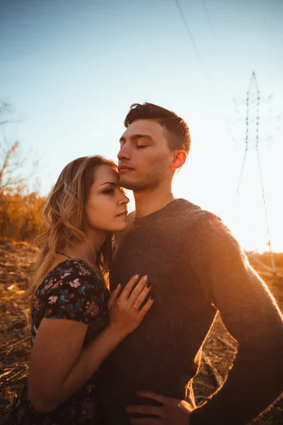 男と女 夕日を背景にフィールドで — ストック写真