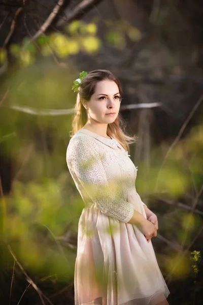 Hermosa Chica Pie Campo Sobre Fondo Atardecer —  Fotos de Stock