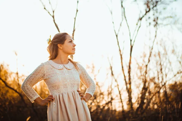 bir kız bir gün batımı arka plan alanda portresi.