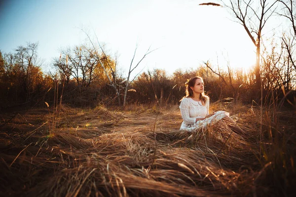 Girl Sitting Field Sunset Background — Stock Photo, Image