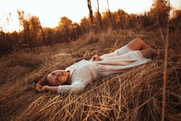 Ragazza Sdraiata Sul Campo Uno Sfondo Tramonto — Foto Stock