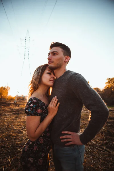 男と女 夕日を背景にフィールドで — ストック写真