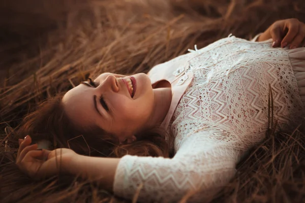 alan günbatımı bir arka plan üzerinde yatan kız.