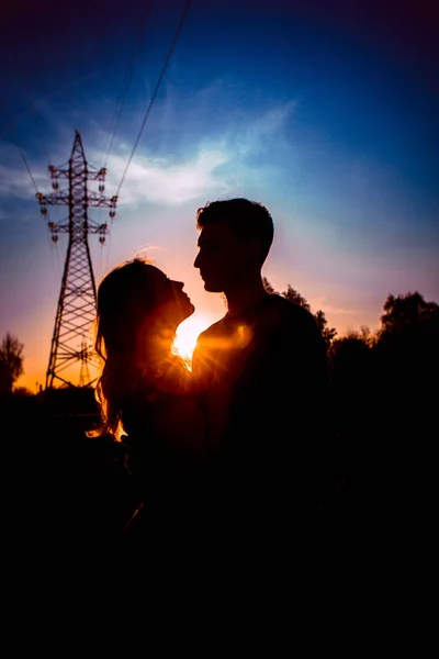 Silhouettes Homme Une Fille Dans Champ Sur Fond Coucher Soleil — Photo