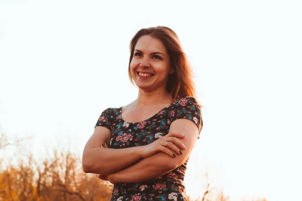 Portret Van Een Mooi Meisje Een Veld Een Zonsondergang Achtergrond — Stockfoto