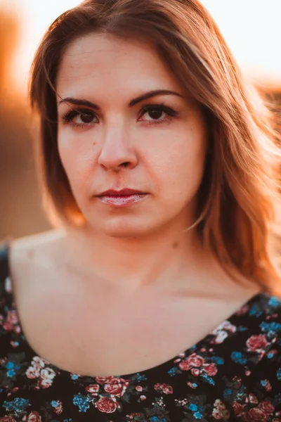 Portret Van Een Mooi Meisje Een Veld Een Zonsondergang Achtergrond — Stockfoto