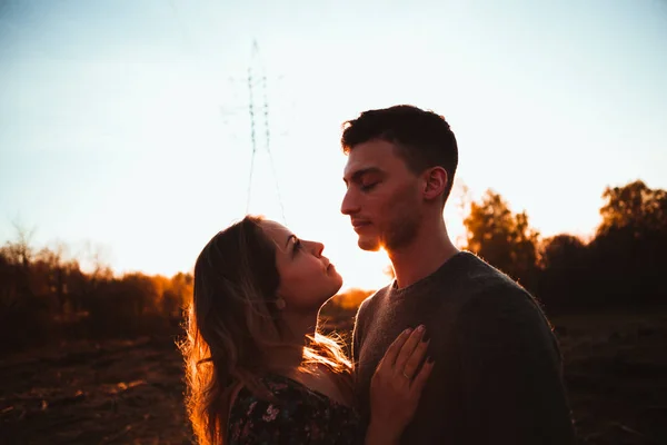 Silhouette Ragazzo Una Ragazza Campo Uno Sfondo Tramonto — Foto Stock