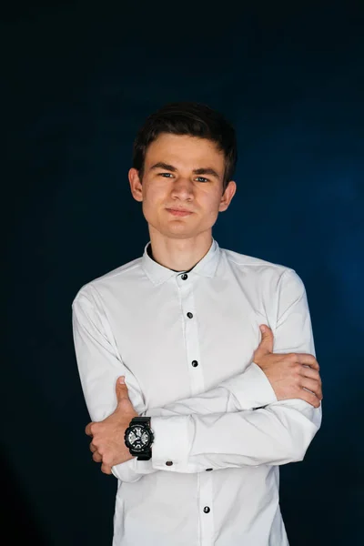 Junge Brünette Kerl Einem Weißen Hemd — Stockfoto