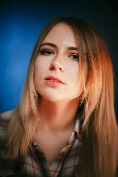 Retrato Sonriente Chica Sobre Fondo Azul Estudio — Foto de Stock