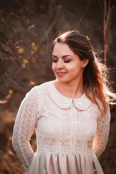 Retrato Uma Menina Campo Fundo Por Sol — Fotografia de Stock