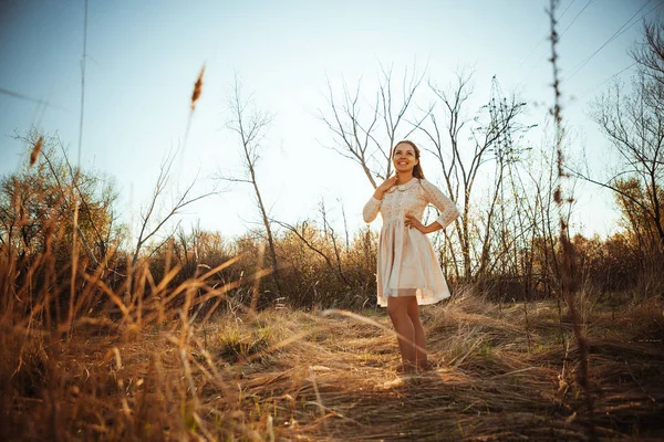 Beautiful Girl Standing Field Sunset Background — Stock Photo, Image