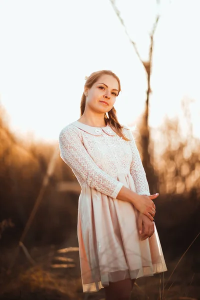Schönes Mädchen Das Auf Einem Feld Vor Sonnenuntergang Steht — Stockfoto