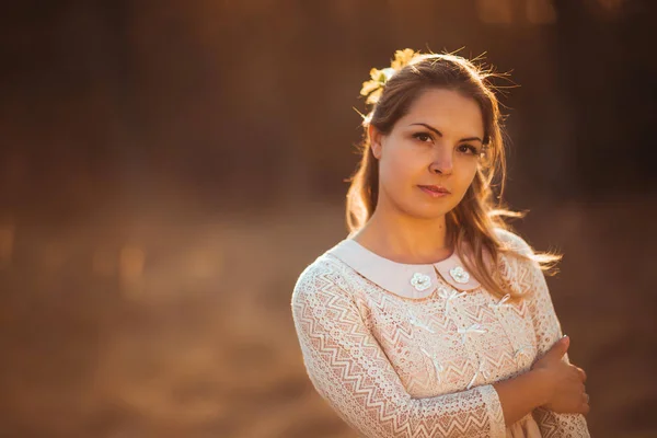 Portret Van Een Meisje Een Veld Een Zonsondergang Achtergrond — Stockfoto