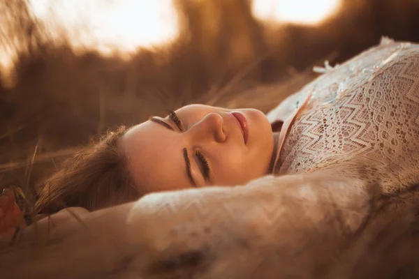 Portret Van Een Meisje Liggend Een Veld Een Zonsondergang Achtergrond — Stockfoto