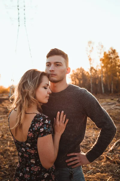 Kille Och Tjej Fältet Sunset Bakgrunden — Stockfoto