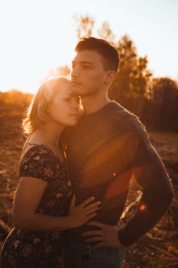 adam ve kız günbatımı arka plan alanında.