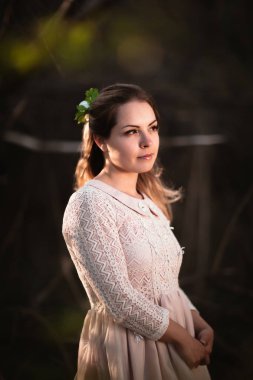 bir kız bir gün batımı arka plan alanda portresi.