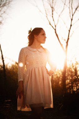 bir kız bir gün batımı arka plan alanda portresi.