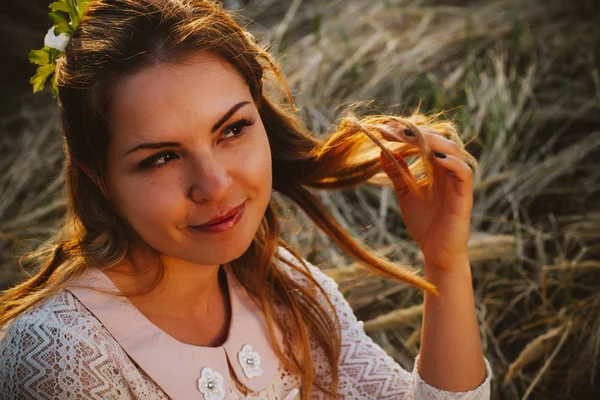 Menina Está Sentado Campo Pôr Sol Fundo — Fotografia de Stock