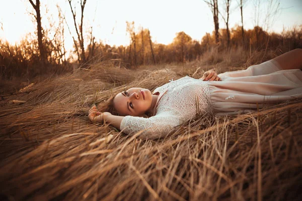 Ragazza Sdraiata Sul Campo Uno Sfondo Tramonto — Foto Stock