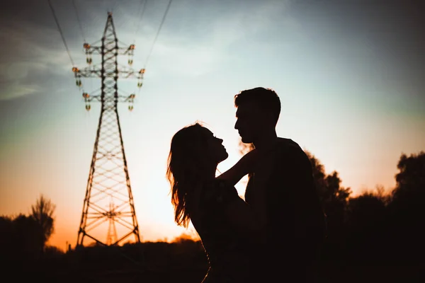 Silhouetten Eines Mannes Und Eines Mädchens Auf Einem Feld Vor — Stockfoto