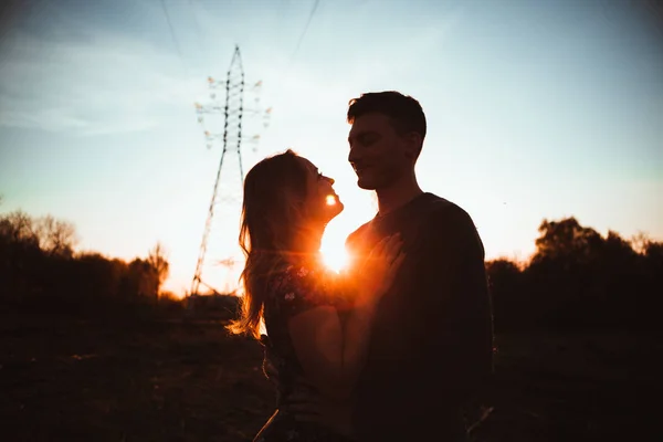 Silhouettes Homme Une Fille Dans Champ Sur Fond Coucher Soleil — Photo