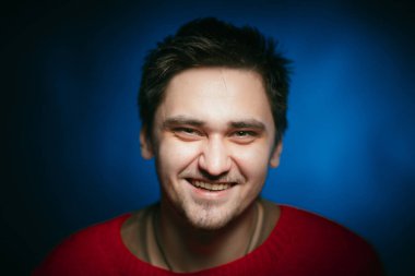 duygusal genç adam fotoğraf Studio mavi zemin üzerine