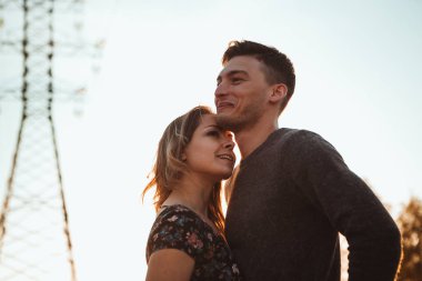 adam ve kız günbatımı arka plan alanında.