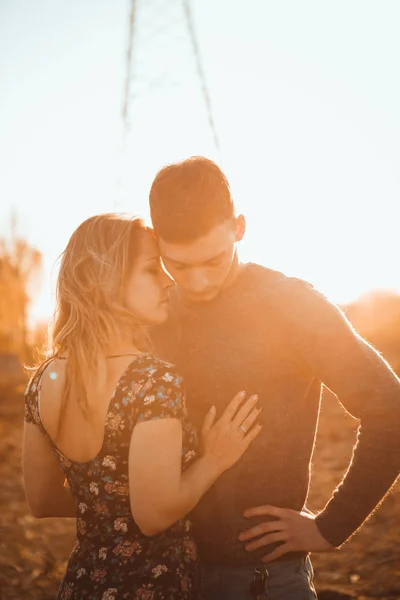 Mann Und Mädchen Auf Dem Feld Vor Dem Hintergrund Des — Stockfoto