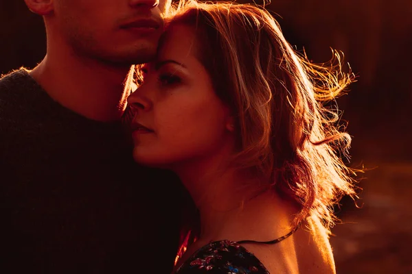 adam ve kız günbatımı arka plan alanında.