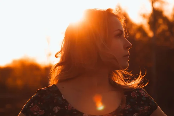 Retrato Uma Menina Bonita Campo Fundo Por Sol — Fotografia de Stock