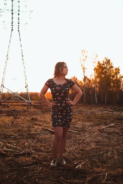 Retrato Uma Menina Bonita Campo Fundo Por Sol — Fotografia de Stock