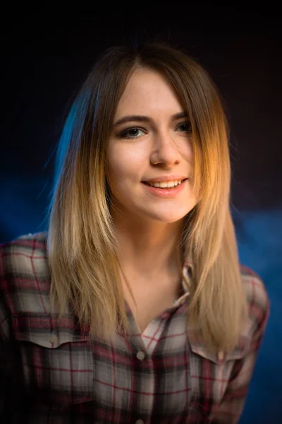 Porträt Lächelndes Mädchen Auf Blauem Hintergrund Studio — Stockfoto