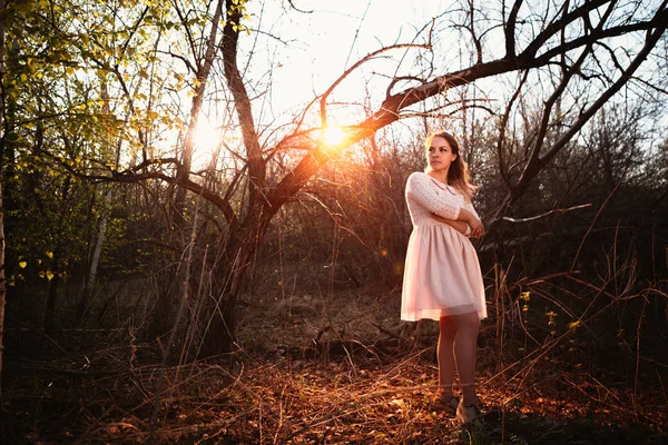 Hermosa Chica Pie Campo Sobre Fondo Atardecer — Foto de Stock