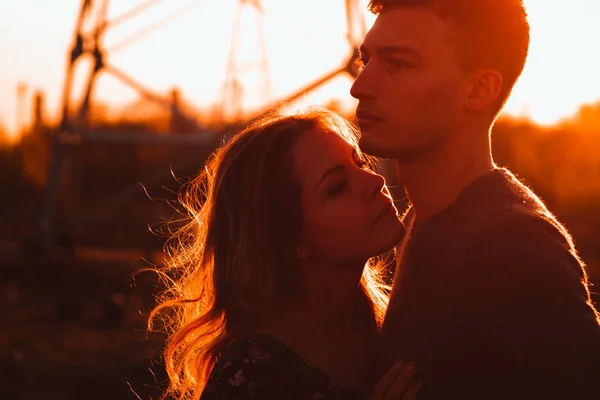 Jongen Meisje Het Veld Zonsondergang Achtergrond — Stockfoto