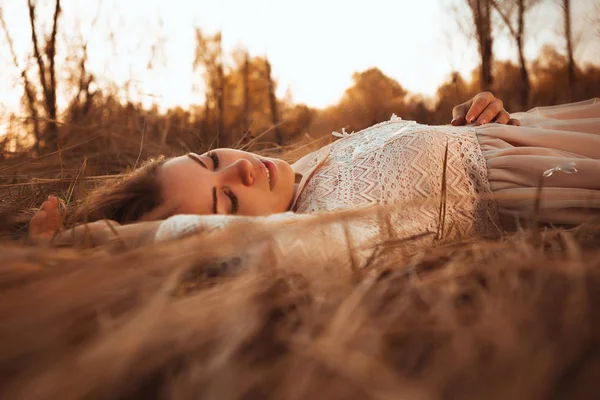 Fille Couchée Sur Terrain Sur Fond Coucher Soleil — Photo