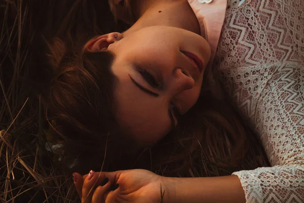 Portrait Girl Lying Field Sunset Background — Stock Photo, Image