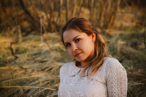 Ragazza Seduta Nel Campo Sullo Sfondo Del Tramonto — Foto Stock