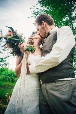 Genç gelin ve damat provence tarzında.