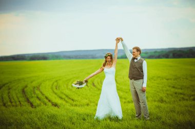 Gelin ve damat alan arka plan üzerinde durmak.