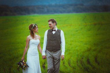 Gelin ve damat alan arka plan üzerinde durmak.