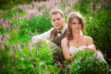 bir dağ ve çim zemin üzerine gelin ve damat portre.