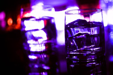 Gece kulübü barında renkli gözlük..