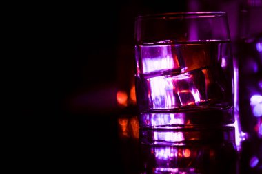 Gece kulübü barında renkli gözlük..