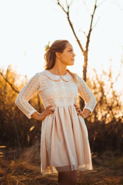 bir kız bir gün batımı arka plan alanda portresi.