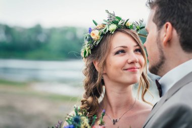 nehir arka plan üzerinde provence tarzında genç çift.