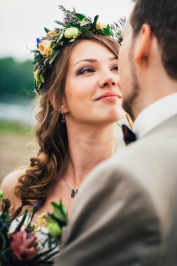 nehir arka plan üzerinde provence tarzında genç çift.