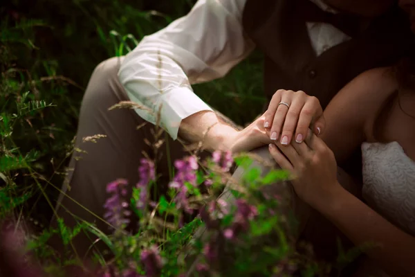 Sposa Sposo Ritratto Sullo Sfondo Una Montagna Erba — Foto Stock