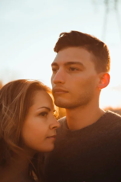 Mann Und Mädchen Auf Dem Feld Vor Dem Hintergrund Des — Stockfoto