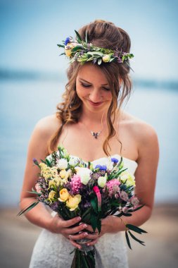 Nehrin arka planı gelin portresi.